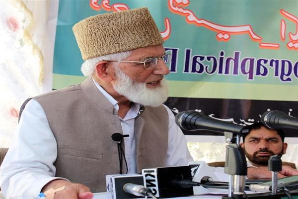Geelani flays govt’s stoic silence over providing succour to flood victims